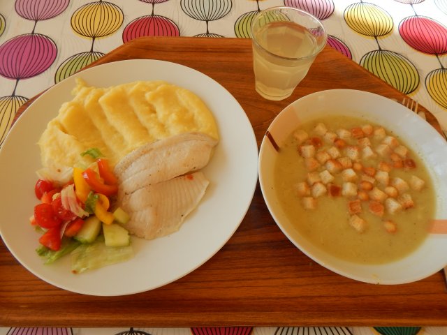 brokolicová polévka, tilápie, bramborová kaše, mix salát